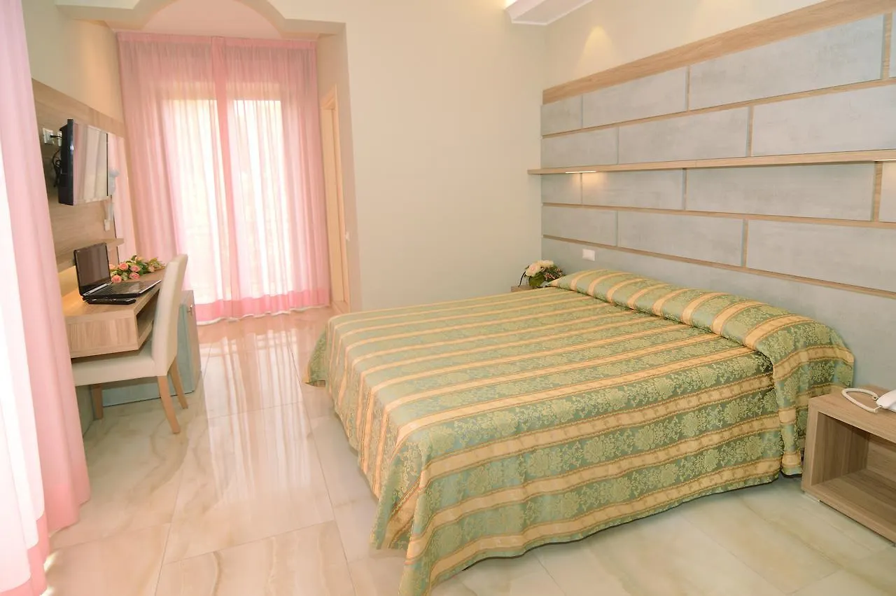 Hotel Pineta بيلاريا-إيجيا مارينا 3*,